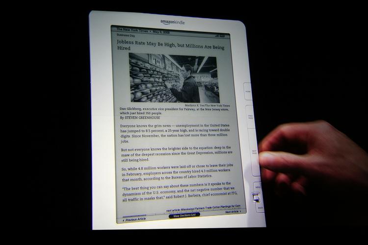 E-bog. Kindle (billedet) var den mest populære ebogslæser i 2010, men salget af iPads var stort i årets sidste halvdel. Dermed ser konkurrencen ud til at blive skærpet i 2011. 