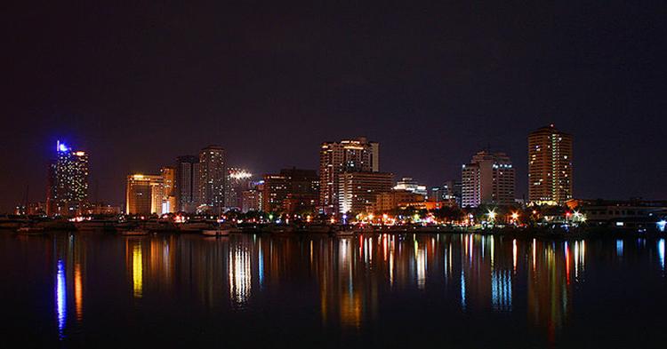 ÆGTE. Søg om bag Manilas skyskrabere og kom ned på gadeplan. 