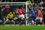 Farlig. Det 175. møde mellem Arsenal og Chelsea spille si aften kl. 21. Chelsea-angriberen Didier Drogba (i blåt) har et solidt forhold til Arsenals mål: Han har således scoret hele 13 gange i de sidste 11 opgør mod rivalerne. 