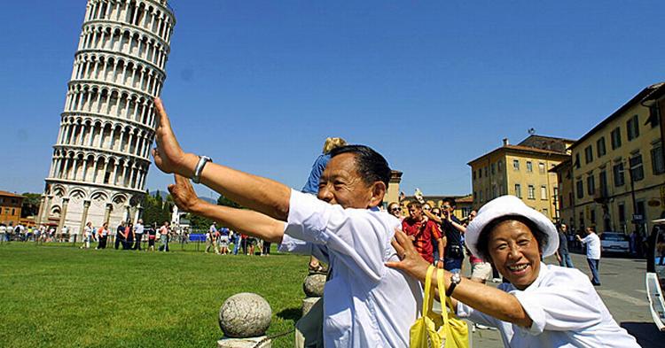 FORTID. Der er fjernet 46 centimeter af Det Skæve Tårns hældning, så nu er denne slags fotomuligheder en saga blot. 