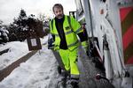 Glat. Skraldemændene er nogle af dem, der risikerer at falde og komme til skade i det glatte føre. 