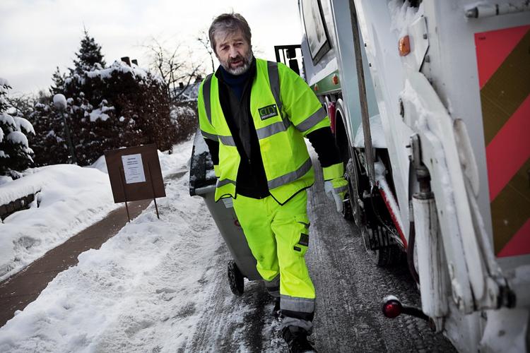 Glat. Skraldemændene er nogle af dem, der risikerer at falde og komme til skade i det glatte føre. 