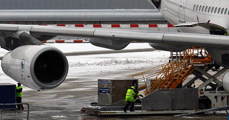 FORSINKET. De-icing-væsken kom ikke tids nok fra Tyskland og USA - flere hundrede passagerer måtte holde jul i Charles de Gaulle-lufthavnen ved Paris. 