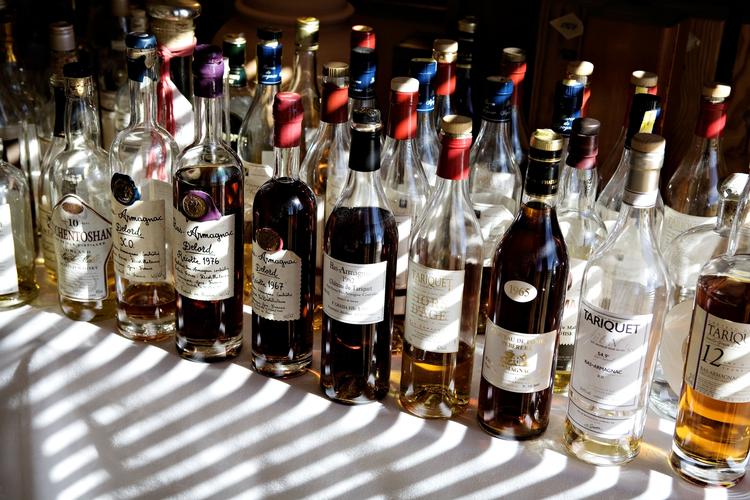 pædagogik. Unge i Israel må endelig ikke tro, at det er sejt at drikke alkohol. Derfor vil lovforslag gøre reklamer for sprut kedeligere, og det skal stå på flasken, at det er skadeligt. 