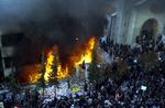Wiki-afsløring. Officielle kræfter i Syrien stod angiveligt bag på angrebet i 2006 på den danske ambassade i Syrien. Tusinder af vrede demonstranter gik til angreb, og ambassaden blev sat i brand. 