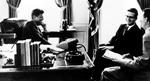 JFK. John F. Kennedy bag  det præsidentielle skrivebord i  samtale med  Ted Sorensen (midt) og et andet stabsmedlem. 