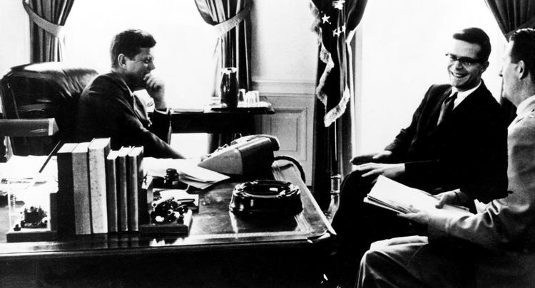 JFK. John F. Kennedy bag  det præsidentielle skrivebord i  samtale med  Ted Sorensen (midt) og et andet stabsmedlem. 