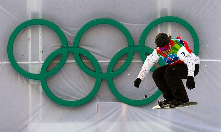 Guldvinder. På pisterne var de canadiske atleter overlegne. Her sikrer snowboarderen Maëlle Danica Ricker en af i  alt 14 guldmedaljer  til OL-værterne. 