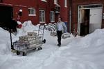 Avisskrald. Ruben Mortensen bærer 2. juledags strandede aviser væk. Cirka 1500 abonnenter gik glip af deres avis på grund af vejret. 