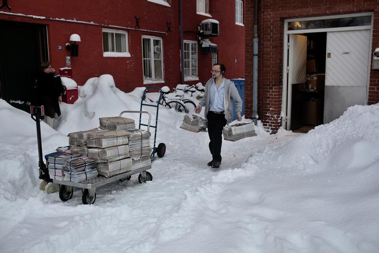 Avisskrald. Ruben Mortensen bærer 2. juledags strandede aviser væk. Cirka 1500 abonnenter gik glip af deres avis på grund af vejret. 