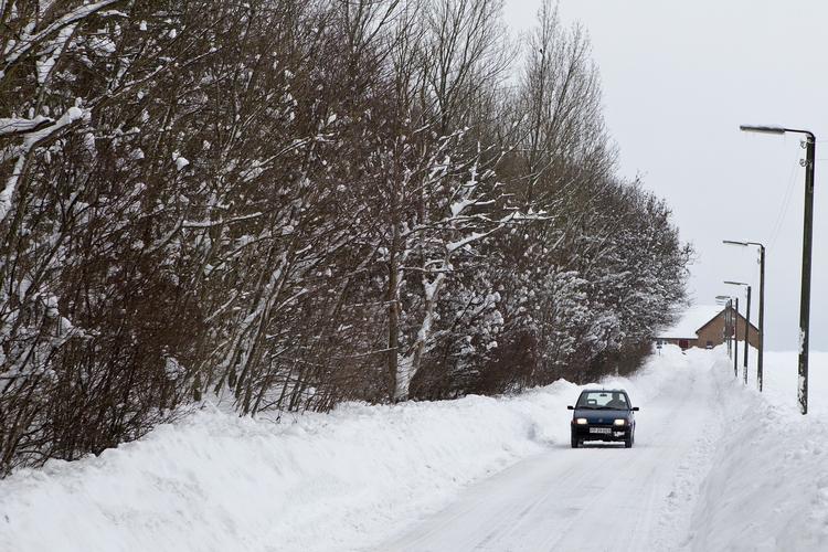 Sneveje. Bornholmerne må godt køre ud igen, men der er fortsat enorme mængder sne at rydde fra vejene. 