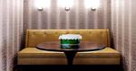 STILET. Sofaen her finder man i The Cosmopolitans Terrace Suite. 