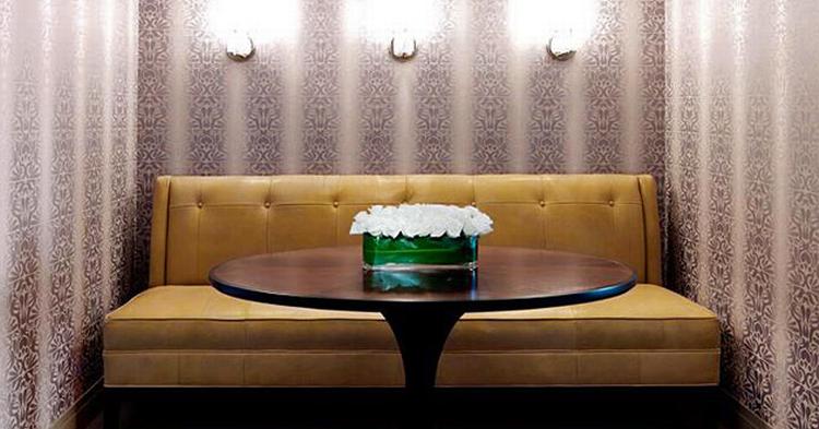 STILET. Sofaen her finder man i The Cosmopolitans Terrace Suite. 