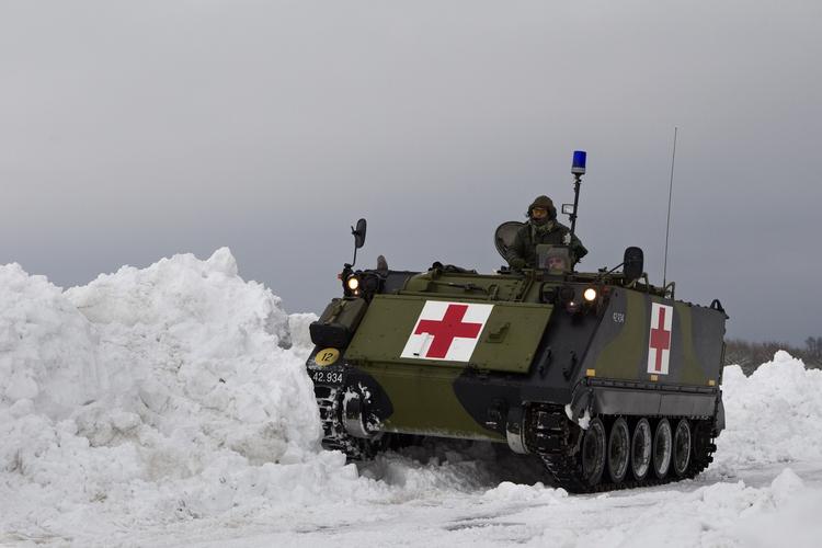 Redningen. Hjemmeværnets PMV M113 A1 SAN i udkanten af Rønne. PMV'en har været kaldt ud 25 gange siden den 23. december. Ole Andreasen er kører og Michael Mortensen er vognkommandør. 