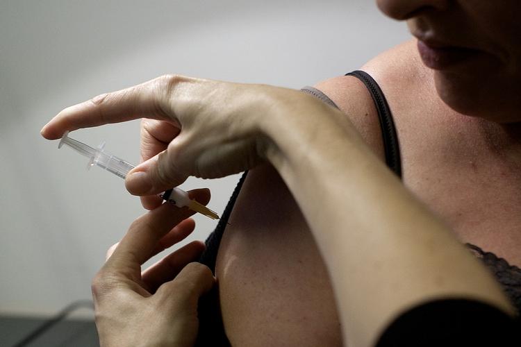 Pandemi. Tusinder af danskere lod sig vaccinere mod influenza A (H1N1) sidste år. I år indgår den i den almindelige influenzavaccine. 
