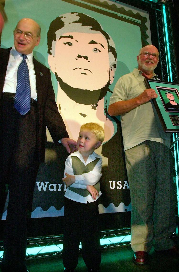 Familie. John Warhola (tv.) sammen med bror Paul Warhola på dagen, hvor USA afslørede det første frimærke med den tredje bror, Andy Warhol. 