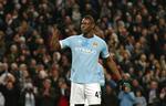 tre. Mario Balotelli viser selv, hvor mange mål han scorede mod Aston Villa. 
