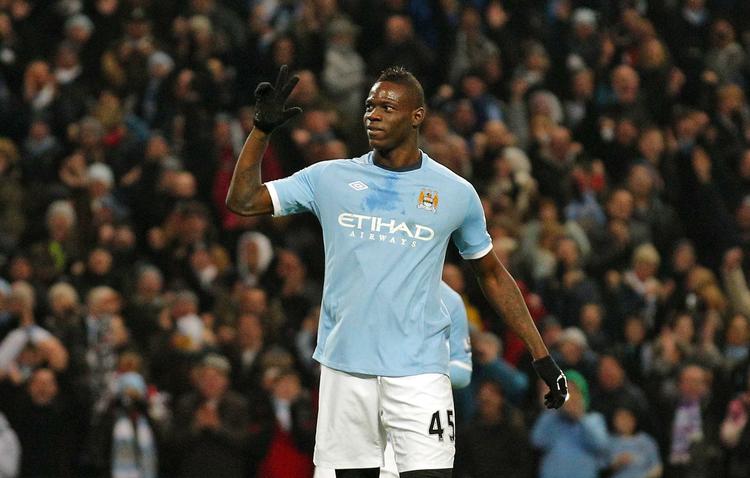 tre. Mario Balotelli viser selv, hvor mange mål han scorede mod Aston Villa. 