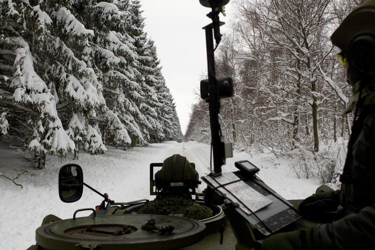 Hjælp. Forsvaret har sat pansrede mandskabsvogne ind i kampen mod sneen på Bornholm. Nu kommer endnu en helikopter. 