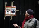 Lukket. En kvinde passerer en plakat på porten til Elfenbenskystens ambassade i Paris. Ambassaden lukkede i går, dagen efter at den midlertidigt var blevet overtaget af personer, som støtter Alassane Ouattara, der af det internationale samfund er udråbt til vinder af præsidentvalget. 