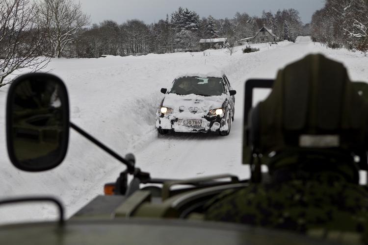 UFØRE. En pansret mandskabsvogn fra hjemmeværnet deltager i beredskabets arbejde på at sikre bornholmere, der får problemer på grund af de store snemængder på øen. 