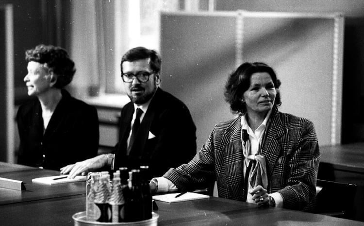 1991. Daværende miljøminister Per Stig Møller i regering med daværende kulturminister  Grethe Rostbøll. Nu har Per Stig Møller udpeget den gamle  partifælle til en  af de mest  indflydelsesrige poster i dansk  litteratur. Det  falder Mogens Jensen for brystet. 