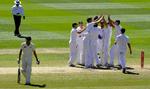 kisteglade. Med sejren i den fjerde testmatch er England sikker på at forsvare The Ashes. 