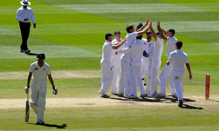 kisteglade. Med sejren i den fjerde testmatch er England sikker på at forsvare The Ashes. 