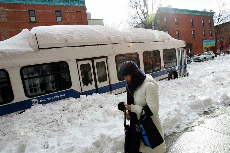 SNE. New York-bus efterladt i snedriver i Brooklyn-bydelen. 