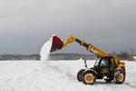 Udgravning. Det store maskineri er taget i brug for at grave bornholmerne ud af sneen. I nat er endnu flere entreprenørmaskiner kommet til øen. 