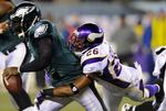 Nærkamp. Philadelphia Eagles' Michael Vick (t.v.) får en hård medfart af Antoine Winfield, der sammen med Vikings trak sig sejrrigt ud af duellen. 