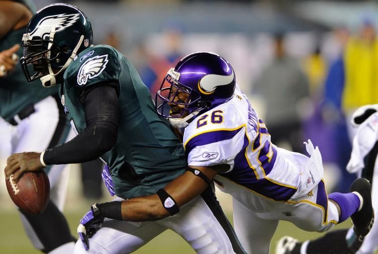 Nærkamp. Philadelphia Eagles' Michael Vick (t.v.) får en hård medfart af Antoine Winfield, der sammen med Vikings trak sig sejrrigt ud af duellen. 