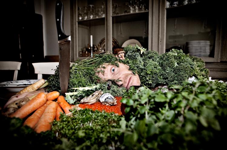 Råvarerne tog hævn, da Politikens madanmelder Adam Price blev fotograferet til denne artikel om, at mad - i dette  tilfælde østers, rogn, grønt og fisk - skal spises rå. 