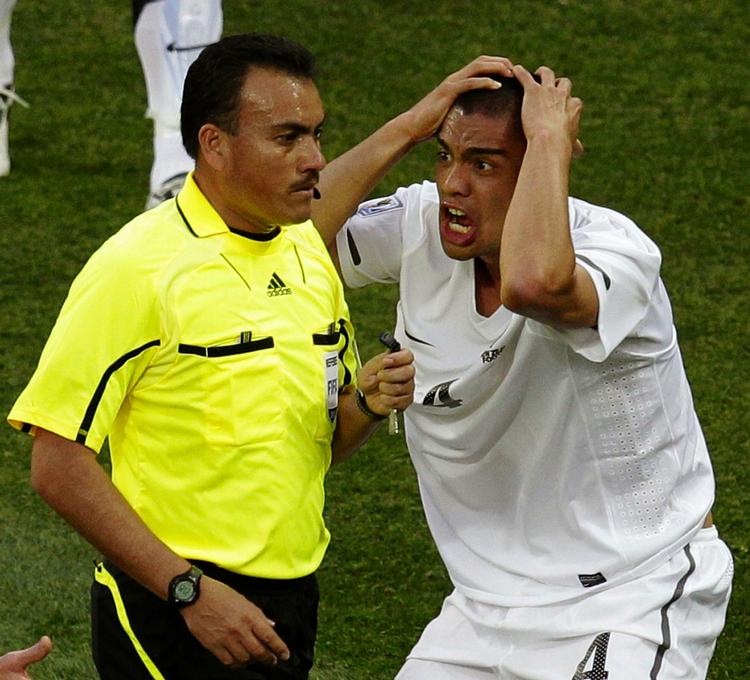 Indtægt. Den tidligere FCM-spiller Winston Reid (t.h.) var med ved VM for New Zealand. Det sender 264.000 kroner i den midtjyske klubkasse, der tidligere på året blev fyldt godt op, da FC Midtjylland solgte Reid for omkring 35 millioner. 