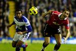uafgjort. Birmingham Citys Cameron Jerome (tv) kæmper om bolden med Manchester Uniteds Rio Ferdinand. 