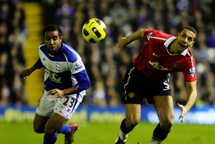uafgjort. Birmingham Citys Cameron Jerome (tv) kæmper om bolden med Manchester Uniteds Rio Ferdinand. 