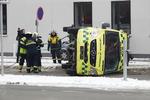 Ramt. Ambulancen røg om på siden ved sammenstøddet. 