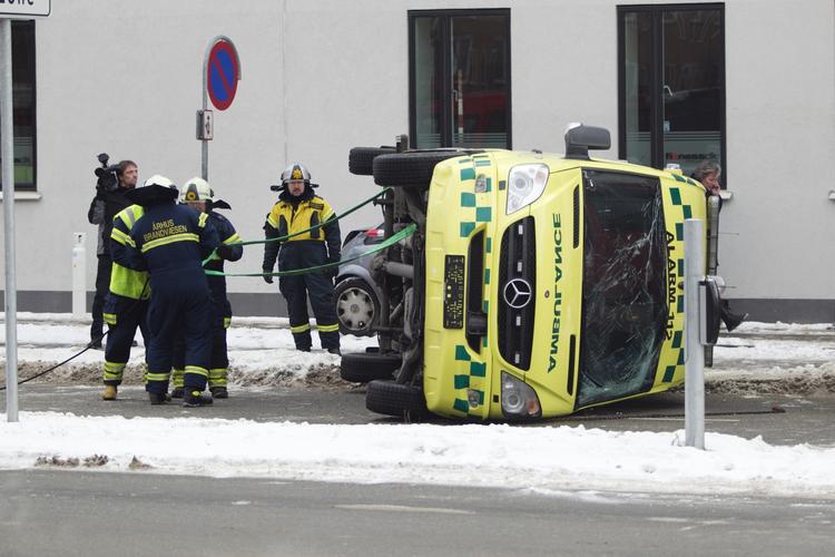 Ramt. Ambulancen røg om på siden ved sammenstøddet. 