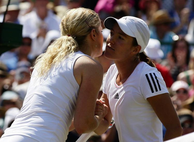 comeback-belgierne. Justine Henin (th) siger tak for kampen til Kim Clijsters, som vandt det indbyrdes opgør mellem de to tidligere verdensettere ved Wimbledon. 