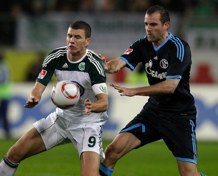 farlig. Edin Dzeko (t.v.) har scoret 66 gange i 111 kampe i Bundesligaen. 