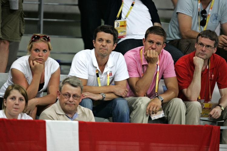 Kronprins Frederik er meget interesseret i sport. Her ser han en tenniskamp ved OL i Beijing mellem Caroline Wozniacki og russiske Elena Dementieva. 