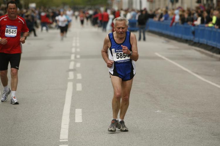 Idræt. Den decentrale idrætsmodel er et af dansk idræts særlige kendetegn, men den er under pres på grund af kommunernes idrætspolitiske ambitioner. 