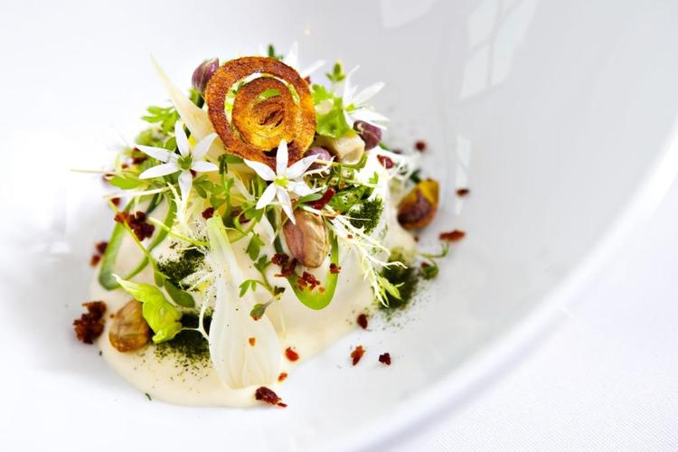 Skud, vilde urter og ikke mindst spiselige blomster pryder retterne på restaurant Villa Vest, som fik fem kokkehuer af Helle Brønnum Carlsen. 