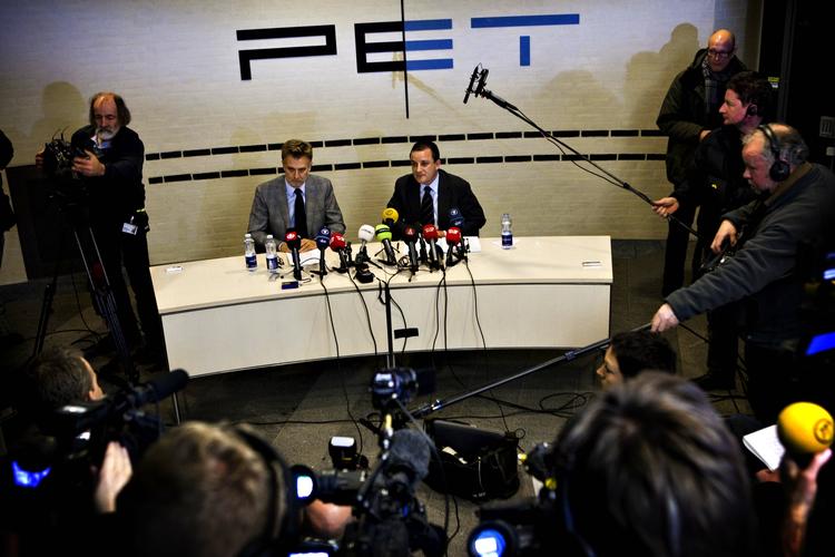 Pressemøde. Ifølge den danske PET-chef, Jakob Scharf, skred PET  ind på et tidspunkt, hvor man havde konstateret, at der var våben tilstede, og hvor de mistænkte var i færd med at forlade lejligheden. 