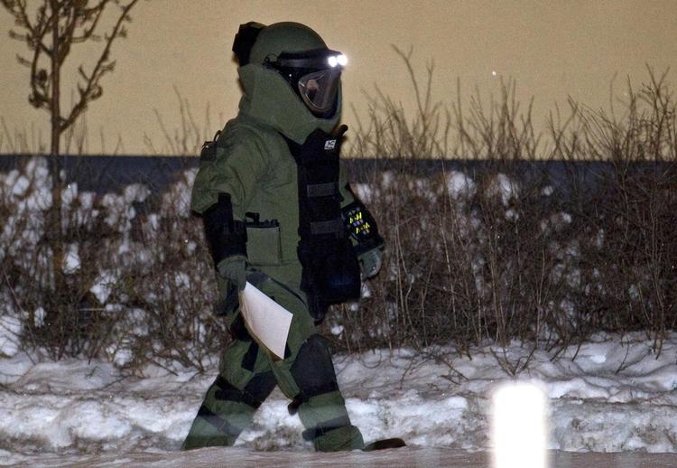 Klar. En bomberyder uden for Hedelyparken nummer 108, hvor bomberyddere undersøger en lejlighed. 