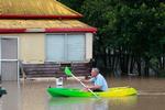 Vandvejen. Christopher Roth padler sig gennem gaderne i byen Bundaberg i Queensland. 