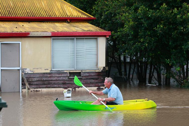 Vandvejen. Christopher Roth padler sig gennem gaderne i byen Bundaberg i Queensland. 