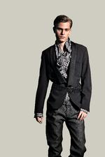 opdatering. Den danske  designer Christian Westphal har  tegnet en smoking i et skarpt og tæt snit, der er lidt  kortere end  almindelige  herrejakker, og som kan styles  individuelt. Se fotoet i en større version nederst. 