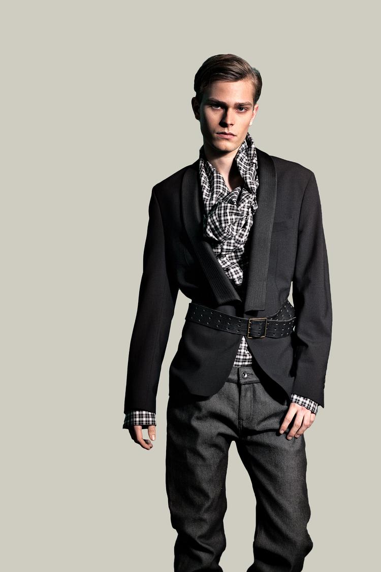 opdatering. Den danske  designer Christian Westphal har  tegnet en smoking i et skarpt og tæt snit, der er lidt  kortere end  almindelige  herrejakker, og som kan styles  individuelt. Se fotoet i en større version nederst. 