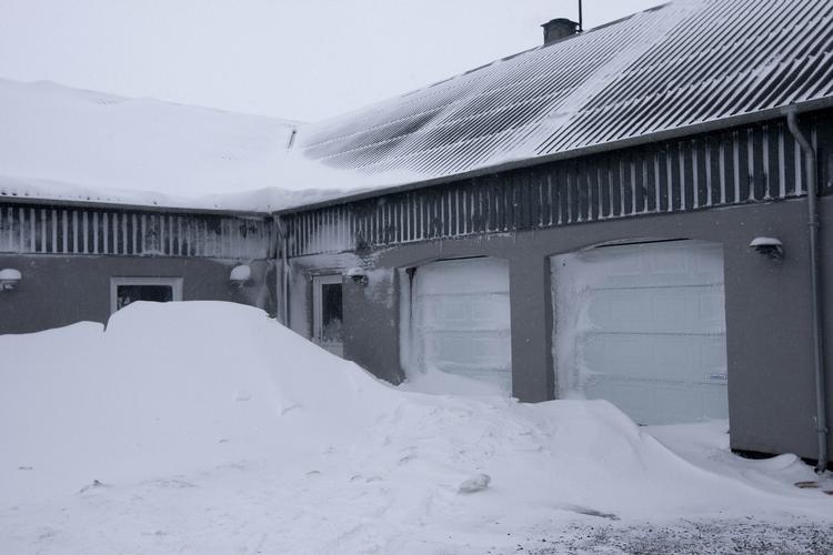 Uenighed. Bornholms borgmester og politichefen på øen er uenige om, hvor mange bornholmere, der stadig er spærret inde af sneen på øen. 